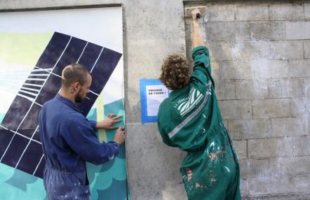 Jean Codo et son équipe installe la fresque sur la façade Denfert