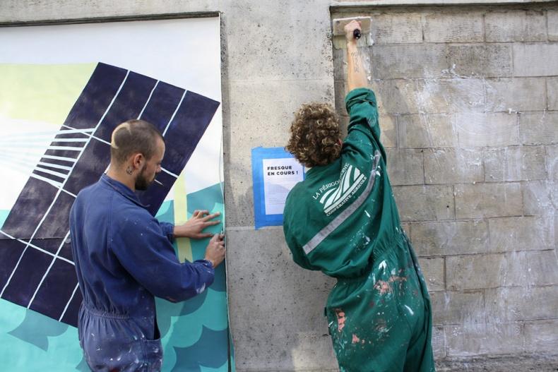 Jean Codo et son équipe installe la fresque sur la façade Denfert