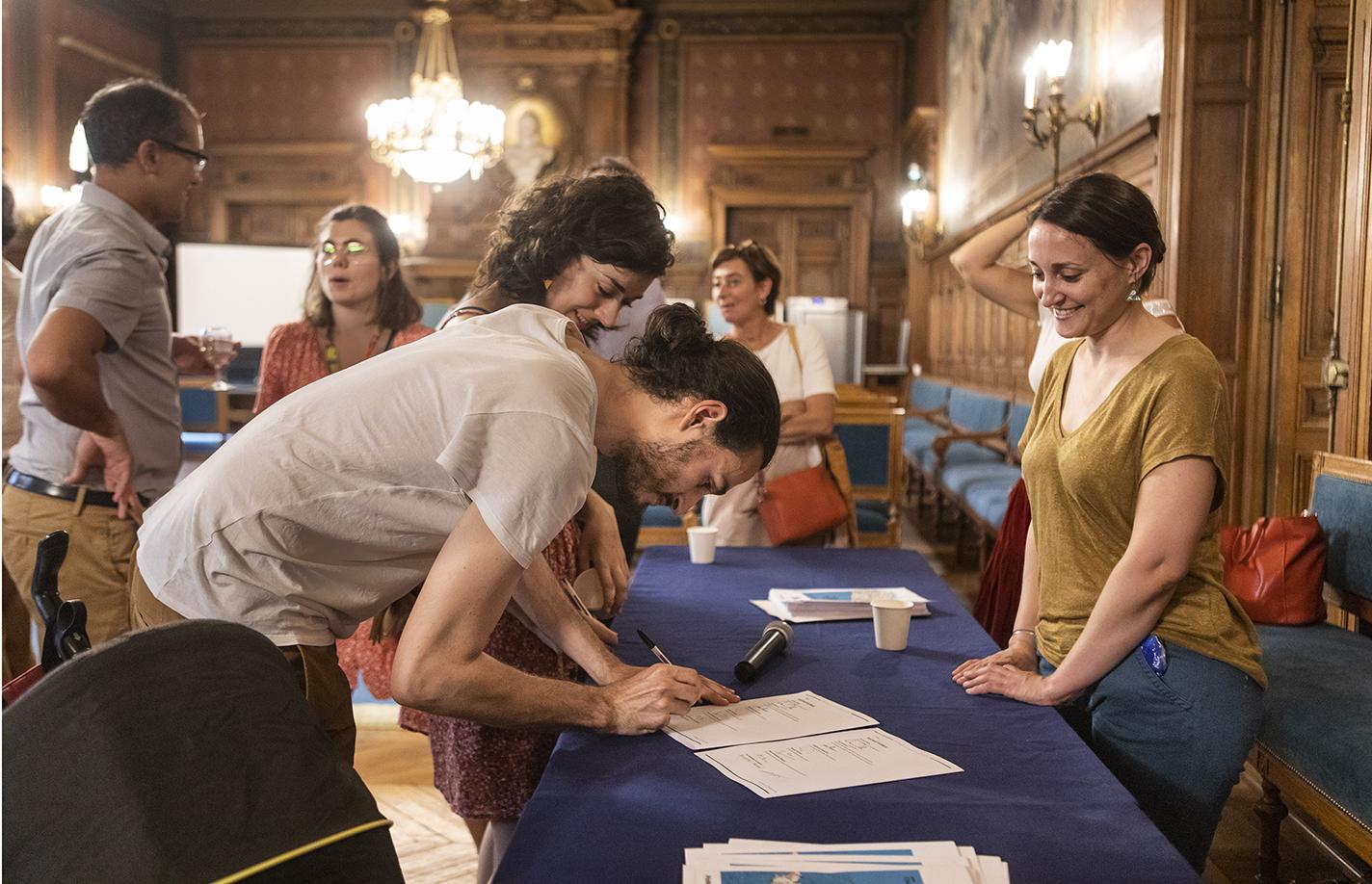 Signature de la Charte d'engagement des futurs locataires sociaux à la Mairie du 14ème